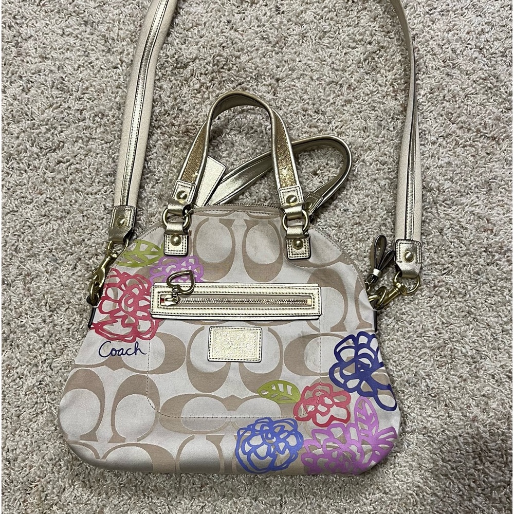 Coach hand/shoulder bag.